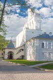 VELIKY NOVGOROD, ROSJA - 23 MAJ: Góruje Kremlowski forteca, ROSJA -23 2017 MAJ obraz royalty free VELIKY NOVGOROD, ROSJA - 23 MAJ: Góruje Kremlowski forteca, ROSJA -23 2017 MAJ obraz royalty free