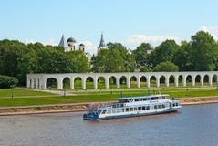 veliky przypuszczenia novgorod aukcyjny kościelny Rosja Łódź na Volkhov rzece zdjęcia stock veliky przypuszczenia novgorod aukcyjny kościelny Rosja Łódź na Volkhov rzece zdjęcia stock