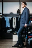 Venda, compra, forma, estilo e conceito dos povos - homem novo elegante em um suporte e em esperas do revestimento para meninas c fotografia de stock royalty free Venda, compra, forma, estilo e conceito dos povos - homem novo elegante em um suporte e em esperas do revestimento para meninas c fotografia de stock royalty free