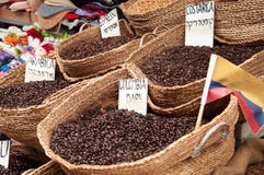 Venda de feijões de café de variedades diferentes de killograms no mercado da cidade de Akko em Israel Fotografia de Stock Venda de feijões de café de variedades diferentes de killograms no mercado da cidade de Akko em Israel Fotografia de Stock