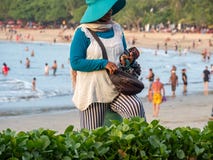 Vendedor ambulante na praia Bali de Kuta fotografia de stock Vendedor ambulante na praia Bali de Kuta fotografia de stock