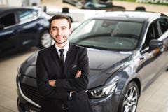 Vendedor de carro clássico novo considerável que está no negócio fotografia de stock Vendedor de carro clássico novo considerável que está no negócio fotografia de stock