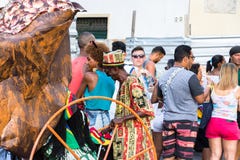 Vendedor do chapéu do carnaval nas ruas em Salvador Bahia no carnaval imagens de stock Vendedor do chapéu do carnaval nas ruas em Salvador Bahia no carnaval imagens de stock
