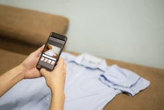 Vendendo lo smartphone di compera online di consegna e di ordine di trasporto online di commercio elettronico di cose che prende fotografie stock Vendendo lo smartphone di compera online di consegna e di ordine di trasporto online di commercio elettronico di cose che prende fotografie stock
