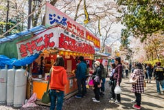 Vendeur de nourriture au parc de château de Hirosaki photographie stock libre de droits Vendeur de nourriture au parc de château de Hirosaki photographie stock libre de droits