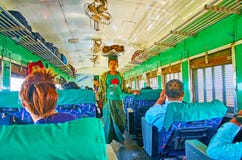 Vendeur de nourriture dans le train, Myanmar Photographie stock Vendeur de nourriture dans le train, Myanmar Photographie stock