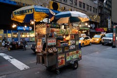 Vendeur vendant la viande de rue image libre de droits Vendeur vendant la viande de rue image libre de droits
