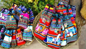 Vendita peruviana delle bambole nel negozio di ricordo di Cusco, Perù handmade fotografia stock libera da diritti Vendita peruviana delle bambole nel negozio di ricordo di Cusco, Perù handmade fotografia stock libera da diritti