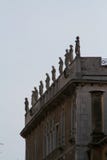 Venecia, fachada del palacio con las estatuas fotografía de archivo Venecia, fachada del palacio con las estatuas fotografía de archivo