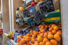 Venecia, Italia - 4 de julio de 2018: opción grande de frutas y verduras frescas en contador del mercado imagen de archivo Venecia, Italia - 4 de julio de 2018: opción grande de frutas y verduras frescas en contador del mercado imagen de archivo