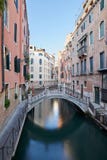Venedig, alte Gebäude und ruhiges Wasser im Kanal, Italien stockbild Venedig, alte Gebäude und ruhiges Wasser im Kanal, Italien stockbild