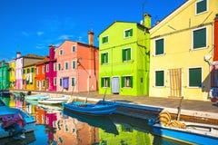 Venedig gränsmärke, Burano ökanal, färgrika hus och fartyg, royaltyfri fotografi Venedig gränsmärke, Burano ökanal, färgrika hus och fartyg, royaltyfri fotografi