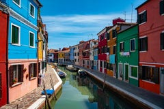 Venedig gränsmärke, Burano ökanal, färgrika hus och fartyg arkivbilder Venedig gränsmärke, Burano ökanal, färgrika hus och fartyg arkivbilder