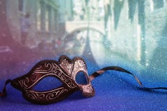 venetianische Maske vor undeutlichem Venedig Lizenzfreies Stockfoto venetianische Maske vor undeutlichem Venedig Lizenzfreies Stockfoto