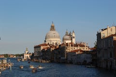 Venetië chanels met boten en Basiliekdi Santa Maria della Salute royalty-vrije stock afbeelding Venetië chanels met boten en Basiliekdi Santa Maria della Salute royalty-vrije stock afbeelding