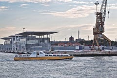 Venetië, Italië Boot Alilaguna in ochtend tegen gebouwen op Se royalty-vrije stock afbeeldingen Venetië, Italië Boot Alilaguna in ochtend tegen gebouwen op Se royalty-vrije stock afbeeldingen