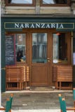VENETIË, ITALIË - DECEMBER 2018: Naranzariarestaurant Een Venetiaans restaurant dichtbij de Rialto-Brug in Venetië stock foto VENETIË, ITALIË - DECEMBER 2018: Naranzariarestaurant Een Venetiaans restaurant dichtbij de Rialto-Brug in Venetië stock foto