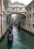 Venetië, Italië - Oktober 13, 2017: De gondels met toeristen zwemmen onder de Brug van Sighs stock foto Venetië, Italië - Oktober 13, 2017: De gondels met toeristen zwemmen onder de Brug van Sighs stock foto