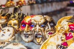 VENEZA, ITÁLIA - OKTOBER 27, 2016: Máscara venetian feito a mão do carnaval do colorfull autêntico em Veneza, Itália fotos de stock VENEZA, ITÁLIA - OKTOBER 27, 2016: Máscara venetian feito a mão do carnaval do colorfull autêntico em Veneza, Itália fotos de stock