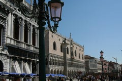 Veneza, Palazzo Ducale e lâmpada de rua imagem de stock Veneza, Palazzo Ducale e lâmpada de rua imagem de stock