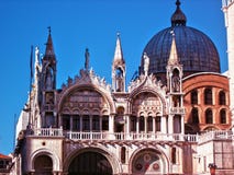 Venezia, facciata della basilica di San Marco, cielo blu in Italia immagini stock Venezia, facciata della basilica di San Marco, cielo blu in Italia immagini stock