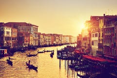 Venezia, Italia Gondole su Grand Canal al tramonto dell'oro immagine stock Venezia, Italia Gondole su Grand Canal al tramonto dell'oro immagine stock