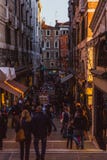 VENEZIA, ITALIA - 27 OTTOBRE 2016: La gente sulla via a Venezia sul tramonto, Italia fotografie stock libere da diritti VENEZIA, ITALIA - 27 OTTOBRE 2016: La gente sulla via a Venezia sul tramonto, Italia fotografie stock libere da diritti