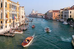 VENEZIA, ITALIA - 26 OTTOBRE: Vista giù Grand Canal a Venezia immagine stock VENEZIA, ITALIA - 26 OTTOBRE: Vista giù Grand Canal a Venezia immagine stock