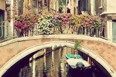 Venezia, Italia Un ponte sopra Grand Canal annata fotografia stock Venezia, Italia Un ponte sopra Grand Canal annata fotografia stock