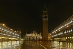 Venezia, l'Italia - piazza San Marco e campanile di notte immagine stock Venezia, l'Italia - piazza San Marco e campanile di notte immagine stock
