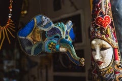 VENICE, ITALY - OKTOBER 27, 2016: Authentic colorfull handmade venetian carnival mask in Venice, Italy stock photography VENICE, ITALY - OKTOBER 27, 2016: Authentic colorfull handmade venetian carnival mask in Venice, Italy stock photography
