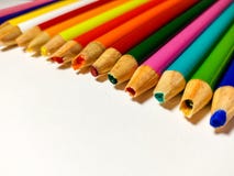 Venire a mancare colorato del temperamatite immagini stock libere da diritti Venire a mancare colorato del temperamatite immagini stock libere da diritti