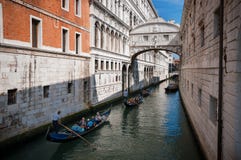 Venise, Italie - 10 juin 2017 : Gondole avec des touristes sur le petit canal passant vers le pont célèbre du dei de Ponte de sou images stock Venise, Italie - 10 juin 2017 : Gondole avec des touristes sur le petit canal passant vers le pont célèbre du dei de Ponte de sou images stock
