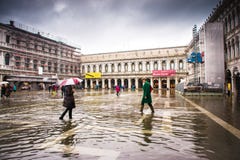 Venise, Italie, le 5 novembre 2018 : La place de San Marco a inondé photo stock Venise, Italie, le 5 novembre 2018 : La place de San Marco a inondé photo stock