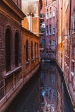 VENISE, ITALIE - OKTOBER 27, 2016 : Beau petit canal tranquille à Venise, Italie photo stock VENISE, ITALIE - OKTOBER 27, 2016 : Beau petit canal tranquille à Venise, Italie photo stock