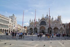 Venise, Italie - septembre 04,2017 : La basilique de beau St Mark dans le ciel bleu et le nuage image libre de droits Venise, Italie - septembre 04,2017 : La basilique de beau St Mark dans le ciel bleu et le nuage image libre de droits