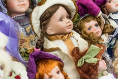 Venta De Muñecas Viejas En Un Mercado De Pulgas Foto de archivo - Imagen de viejas, mercado: 74876576