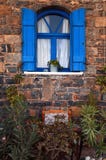 Ventana azul de la vendimia, Grecia. fotos de archivo Ventana azul de la vendimia, Grecia. fotos de archivo