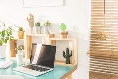Ventana con las persianas de madera en interior del sitio blanco con offic casero foto de archivo libre de regalías Ventana con las persianas de madera en interior del sitio blanco con offic casero foto de archivo libre de regalías