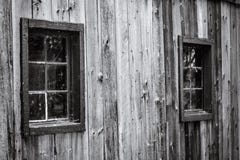 Ventana de madera vieja cubierta con el web del ` s de la araña en el wa de madera viejo foto de archivo libre de regalías Ventana de madera vieja cubierta con el web del ` s de la araña en el wa de madera viejo foto de archivo libre de regalías