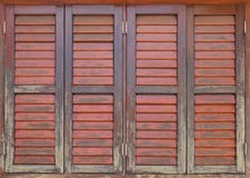 Ventana de madera vieja y resistida imágenes de archivo libres de regalías Ventana de madera vieja y resistida imágenes de archivo libres de regalías