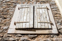 Ventana en la pared vieja de la ciudad de Budva imagen de archivo libre de regalías Ventana en la pared vieja de la ciudad de Budva imagen de archivo libre de regalías
