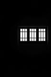 Ventanas blancas con una pared negra imagen de archivo libre de regalías Ventanas blancas con una pared negra imagen de archivo libre de regalías