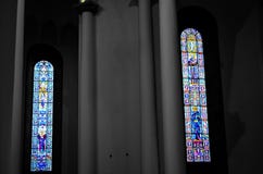 Ventanas coloridas en iglesia cristiana foto de archivo libre de regalías Ventanas coloridas en iglesia cristiana foto de archivo libre de regalías