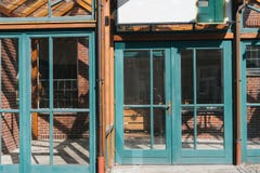 Ventanas de cristal y puertas con los marcos de la turquesa imagen de archivo libre de regalías Ventanas de cristal y puertas con los marcos de la turquesa imagen de archivo libre de regalías