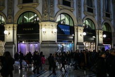 Ventanas de la tienda de la tienda de lujo del boutique de PRADA en la galería de Vittorio Emanuele II del Galleria en la noche imagenes de archivo Ventanas de la tienda de la tienda de lujo del boutique de PRADA en la galería de Vittorio Emanuele II del Galleria en la noche imagenes de archivo