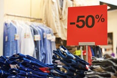 Vente d'achats demi remise saisonnière des prix sur des vêtements images libres de droits Vente d'achats demi remise saisonnière des prix sur des vêtements images libres de droits
