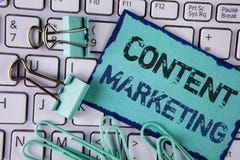 Vente de contenu des textes d'écriture Le concept signifiant la stratégie marketing de Digital classe partager du contenu en lign photographie stock Vente de contenu des textes d'écriture Le concept signifiant la stratégie marketing de Digital classe partager du contenu en lign photographie stock