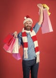Vente de l'hiver Sourire de client d'homme de Noël dans le chapeau de Santa avec le geste de gagnant Photographie stock Vente de l'hiver Sourire de client d'homme de Noël dans le chapeau de Santa avec le geste de gagnant Photographie stock