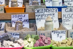 Vente de marché d'épices en Ukraine Les prix à payer sur chaque produit images stock Vente de marché d'épices en Ukraine Les prix à payer sur chaque produit images stock